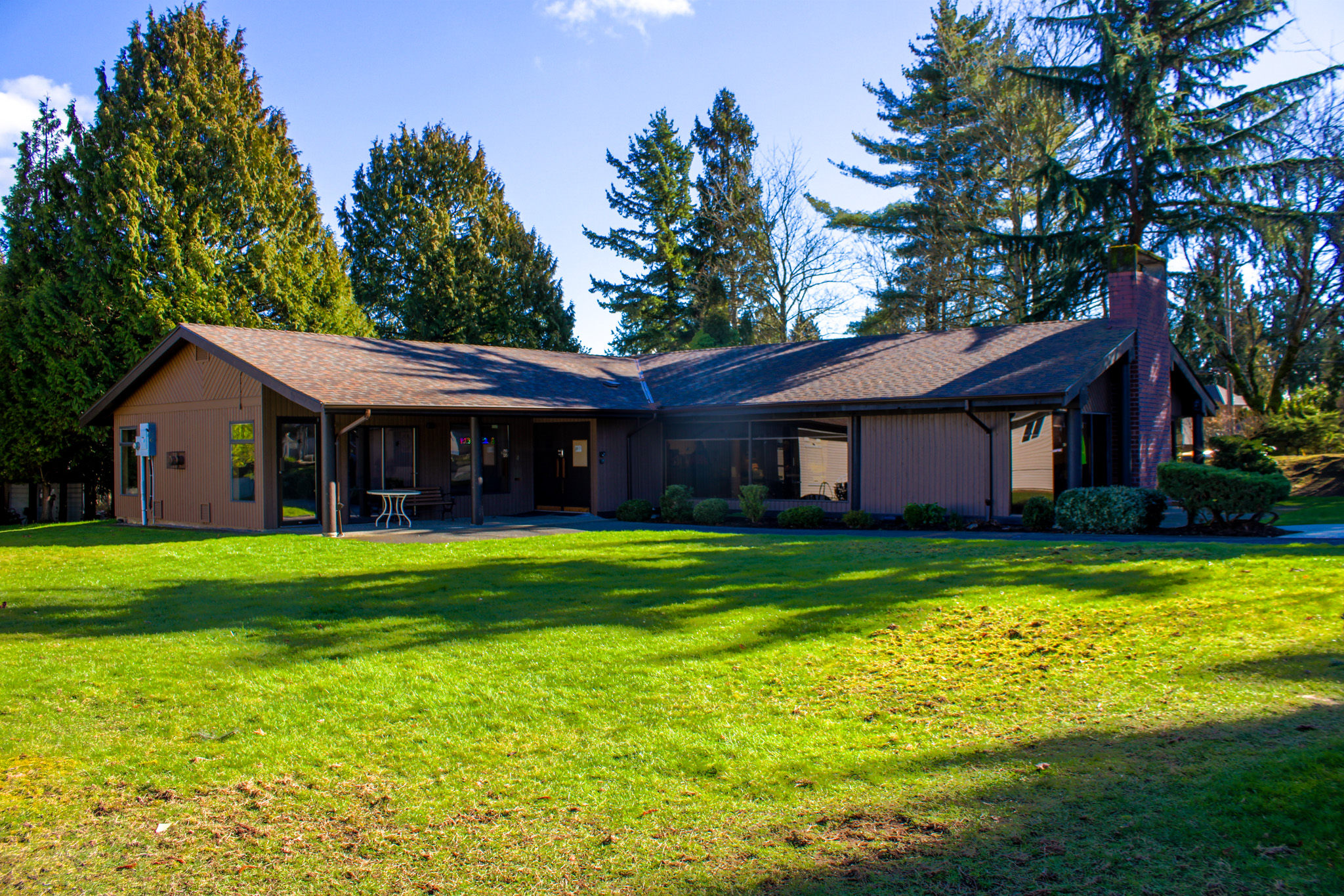 photo shows exterior of the clubhouse at Sea Ridge Bays 15875 20 Avenue