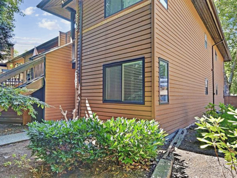 Lincolns Gate exterior