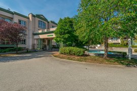 Photo showing exterior complex of Chelsea Gardens in Surrey BC