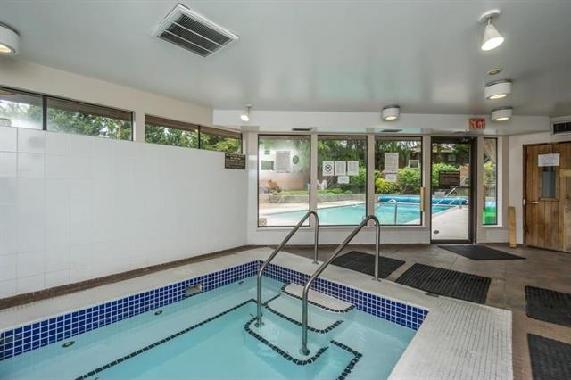 lincolns gate hot tub photo