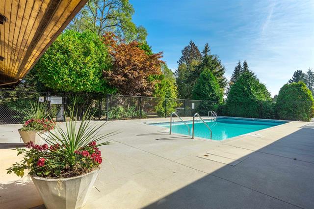This photo shows the outdorr pool at Breakaway Bays