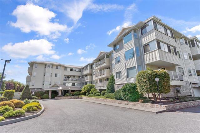 Photos shows exterior of Elmwood Terrace condo building in Chilliwack, Bc