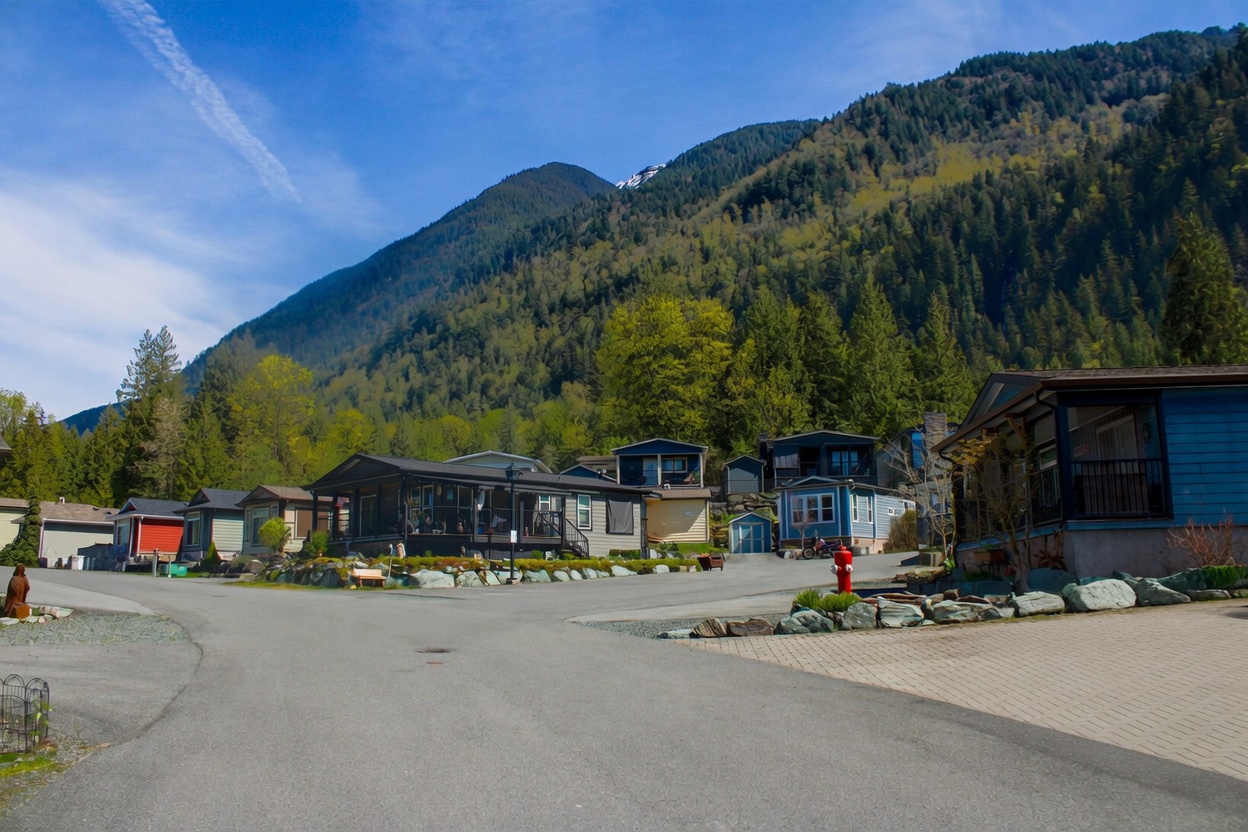 The cottages at Bridal Falls East view